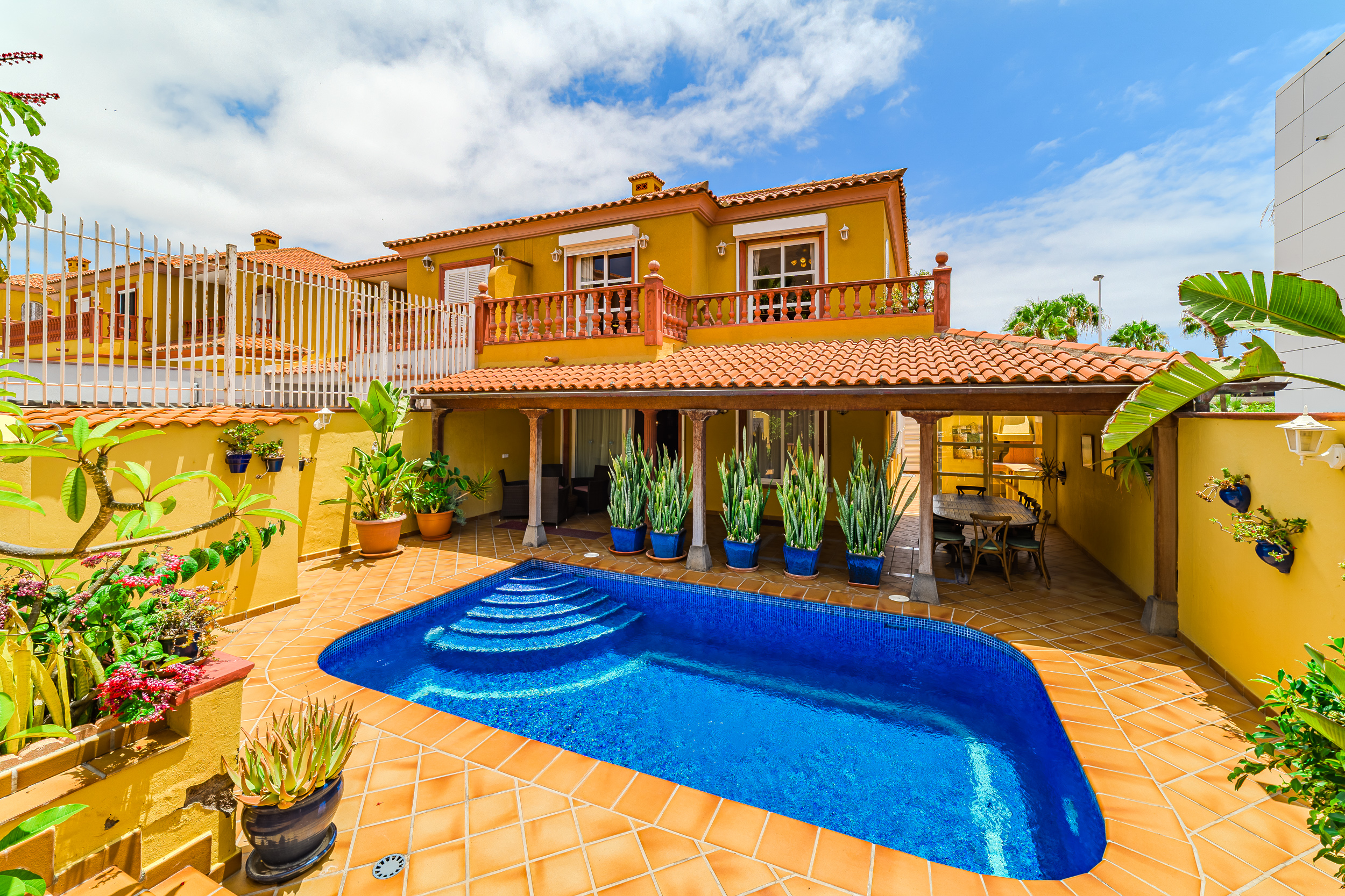 The pool and covered terrace at Casa del Oso